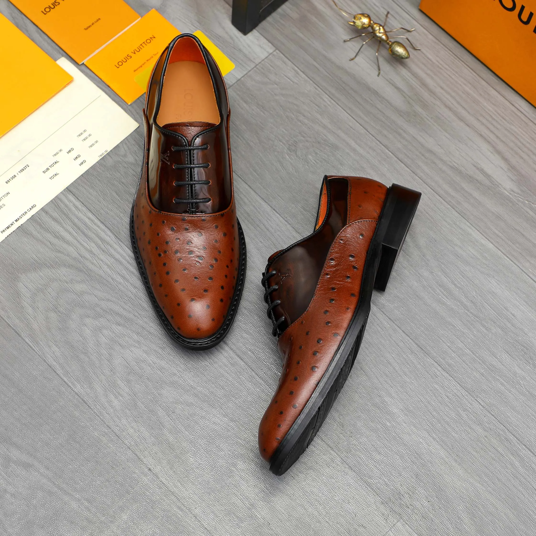 Men's shoes 💰p460 Product trademark: LV (Louis Vuitton) business lace-up formal leather shoes. Regular size: 39-44 (38.45 custom-made, non-refundable) Product materials: Selected high-quality ostrich pattern cowhide spliced ​​with pearlescent cowhide upper, cowhide lining, original rubber outsole